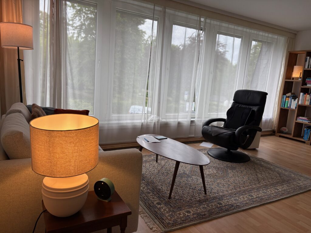Behandlungsraum der Praxis für Psychotherapie Roman Klein in Schwalbach am Taunus